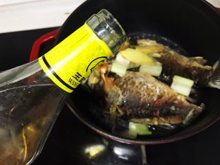 8、奶白鲫鱼豆腐汤,倒入少许料酒;