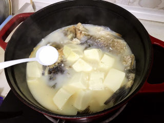 13、奶白鲫鱼豆腐汤,加盐调味;