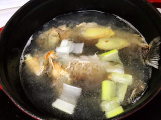 10、奶白鲫鱼豆腐汤,水要没过鱼身;