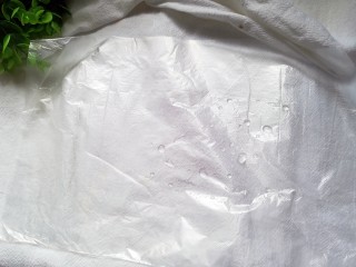 3、苏格兰蛋,取一张保鲜袋，刷上一层清水