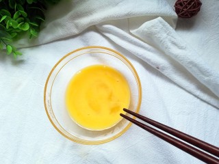 6、苏格兰蛋,将生鸡蛋嗑开并打散均匀