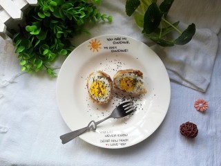 13、苏格兰蛋,再撒上海苔黑芝麻粉提味，就可以给宝宝吃了噢