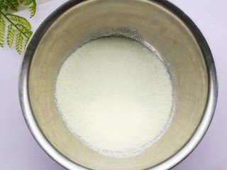 4、酸甜可口的草莓脆米粉球,米粉放入大碗中。