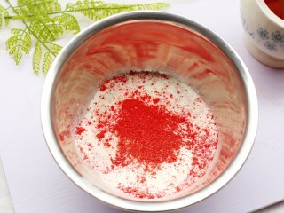 5、酸甜可口的草莓脆米粉球,加入磨好的草莓脆粉。