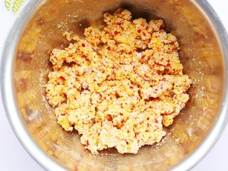 8、酸甜可口的草莓脆米粉球,加少量水充分搅拌均匀。