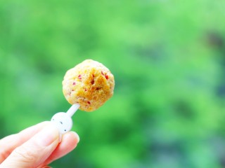 15、酸甜可口的草莓脆米粉球,非常不错~~