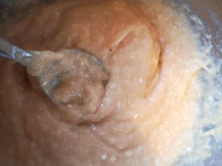 3、鸡肉抄手,一点点加入清水搅拌。