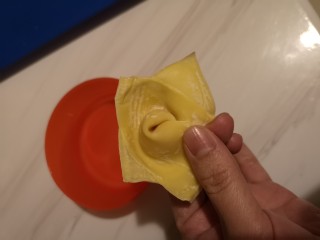 8、鸡肉抄手,两个角粘在一起。