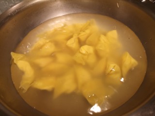 9、鸡肉抄手,水烧开，下入抄手。