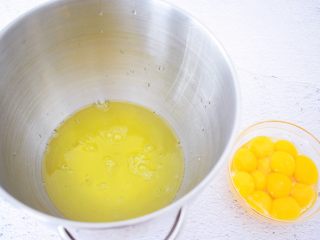 2、古早味蛋糕,蛋黄和蛋清分别分离在两个无水无油的盆中备用
