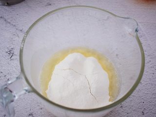 5、古早味蛋糕,趁热筛入低筋面粉