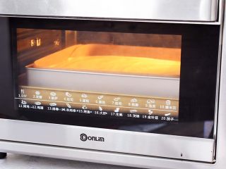 17、古早味蛋糕,放入预热好的烤箱，用水浴法下层，上下火150度，下层60分钟