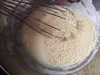 5、芝麻薄脆饼干,加入白芝麻搅拌。
