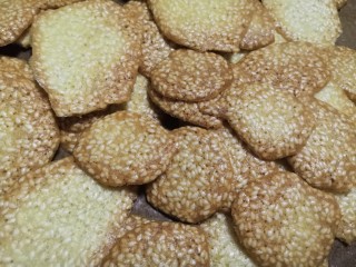 11、芝麻薄脆饼干,烤了两盘。