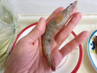 4、恨不能吮手指的好味➕茄汁油焖大虾,把虾脚虾须和虾头上那根尖刺剪掉，小心别刺伤手，会又痛又痒。