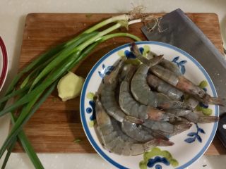 9、恨不能吮手指的好味➕茄汁油焖大虾,还需要三根小葱，一小块姜