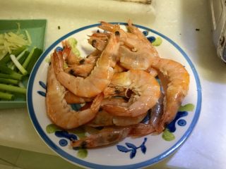 13、恨不能吮手指的好味➕茄汁油焖大虾,迅速翻炒，海虾变红起酥，即可控油捞出备用