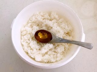 1、牛油果寿司,米饭中加入寿司醋