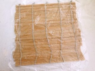 9、牛油果寿司,寿司帘上铺一张保鲜膜