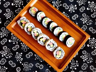 18、牛油果寿司,把寿司切成小块就可以食用了，如果喜欢吃辣根的话，可以在生抽中加少量辣根调匀后蘸着吃
