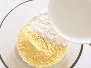 2、彩蔬虾仁蒸玉米挞—让宝宝直接端着玉米小碗开动吧！,把玉米粉和面粉混合后，加入温水搅拌。