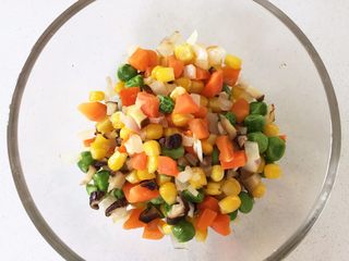 6、彩蔬虾仁蒸玉米挞—让宝宝直接端着玉米小碗开动吧！,出锅备用