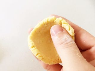 7、彩蔬虾仁蒸玉米挞—让宝宝直接端着玉米小碗开动吧！,把醒好的玉米面团，用拇指按压成一个小碗