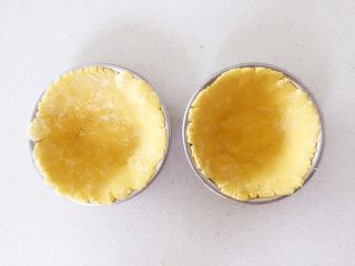 8、彩蔬虾仁蒸玉米挞—让宝宝直接端着玉米小碗开动吧！,尽量薄一点，比较容易熟，口感也会好一点，如果家里有蛋挞模具的，也可以直接装入蛋挞模具中。