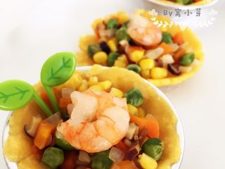 10、彩蔬虾仁蒸玉米挞—让宝宝直接端着玉米小碗开动吧！,出锅，香味清甜，颜值也是棒棒哒。