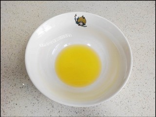 2、海绵蛋糕,在大碗里面加入50克葵花籽油或者是玉米油。