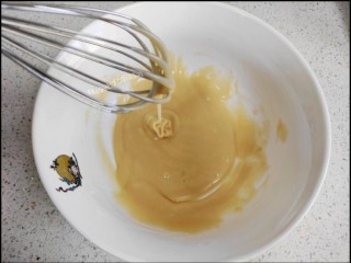 3、海绵蛋糕,用打蛋器把面粉和油搅拌均匀。搅拌成无颗粒形状就可以了。