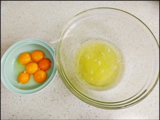 4、海绵蛋糕,把六个鸡蛋分开，分别分出蛋黄和蛋清。