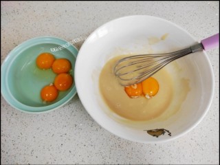 5、海绵蛋糕,把六个大黄和60克牛奶加入油面搅拌均匀。