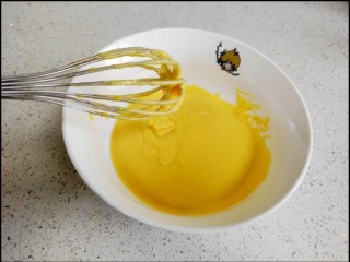 6、海绵蛋糕,一直充分搅拌搅拌成顺滑的形状就可以了。