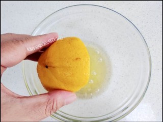 7、海绵蛋糕,在蛋清里面加入柠檬汁。