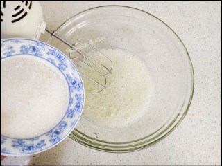 8、海绵蛋糕,先把克盐和80克糖搅拌均匀，在用打蛋机把蛋清打出很多粗泡，再分三次加入白糖。