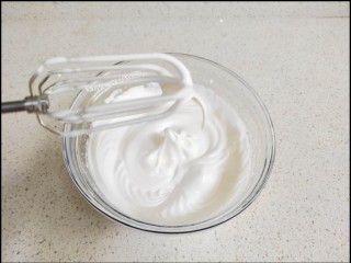 9、海绵蛋糕,在搅拌的过程中时不时的要看一看蛋白霜的状况，只要能向上一堤就有一个大弯钩就可以了。作威风蛋糕还要打硬一些.