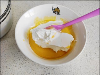 11、海绵蛋糕,再摇一首蛋白霜搅拌均匀。（此时用150°预热烤箱。）