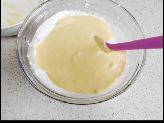 12、海绵蛋糕,再把蛋糕糊倒入蛋白霜搅拌均匀。可以样上下搅拌或者是八字搅拌。