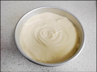 13、海绵蛋糕,再把蛋糕糊倒入八寸中。在向下震一下子把里面的气泡震出来。