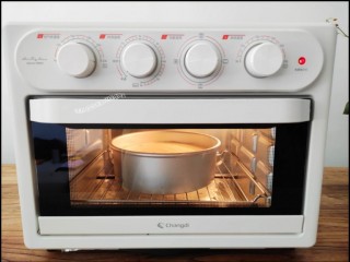 14、海绵蛋糕,我的 烤箱是三层的所以放在二层，如果是4层的也可以放在2层，用150°烤一个小时。