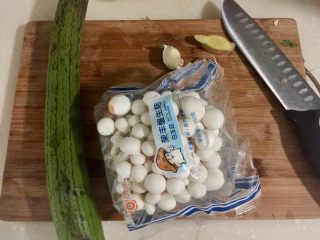 1、丝瓜烩白玉菇,丝瓜一根，白玉菇一袋，蒜头三四瓣，姜一小片