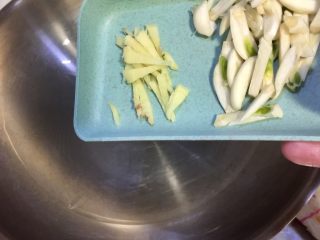 3、丝瓜烩白玉菇,热锅冷油，加入蒜片姜丝煸香