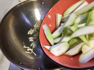 4、丝瓜烩白玉菇,加入丝瓜翻炒