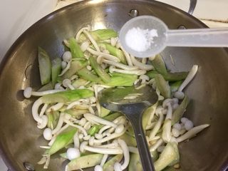6、丝瓜烩白玉菇,加入少许白糖翻炒均匀。