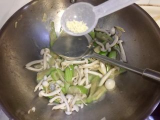 8、丝瓜烩白玉菇,出锅前加入少许鸡精翻炒均匀即可装盘