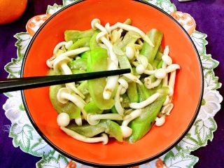 12、丝瓜烩白玉菇,超级简单的一道菜，丝瓜鲜嫩，白玉菇滑嫩，只用白糖提鲜食盐调味，口味清淡，美味可口。