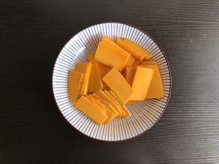 2、脆皮空心南瓜球,南瓜切薄片