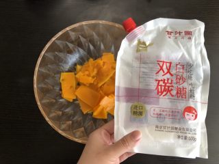 4、脆皮空心南瓜球,蒸熟取出，趁热加入白砂糖，充分混合碾压成细腻的南瓜泥，加入砂糖可以帮助发酵，我用的甘汁园白砂糖味道很纯正，无硫工艺非常健康，做给宝宝吃才放心