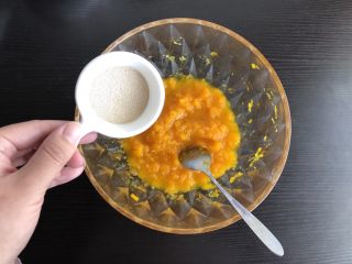 5、脆皮空心南瓜球,晾至温热加入酵母粉，搅拌均匀